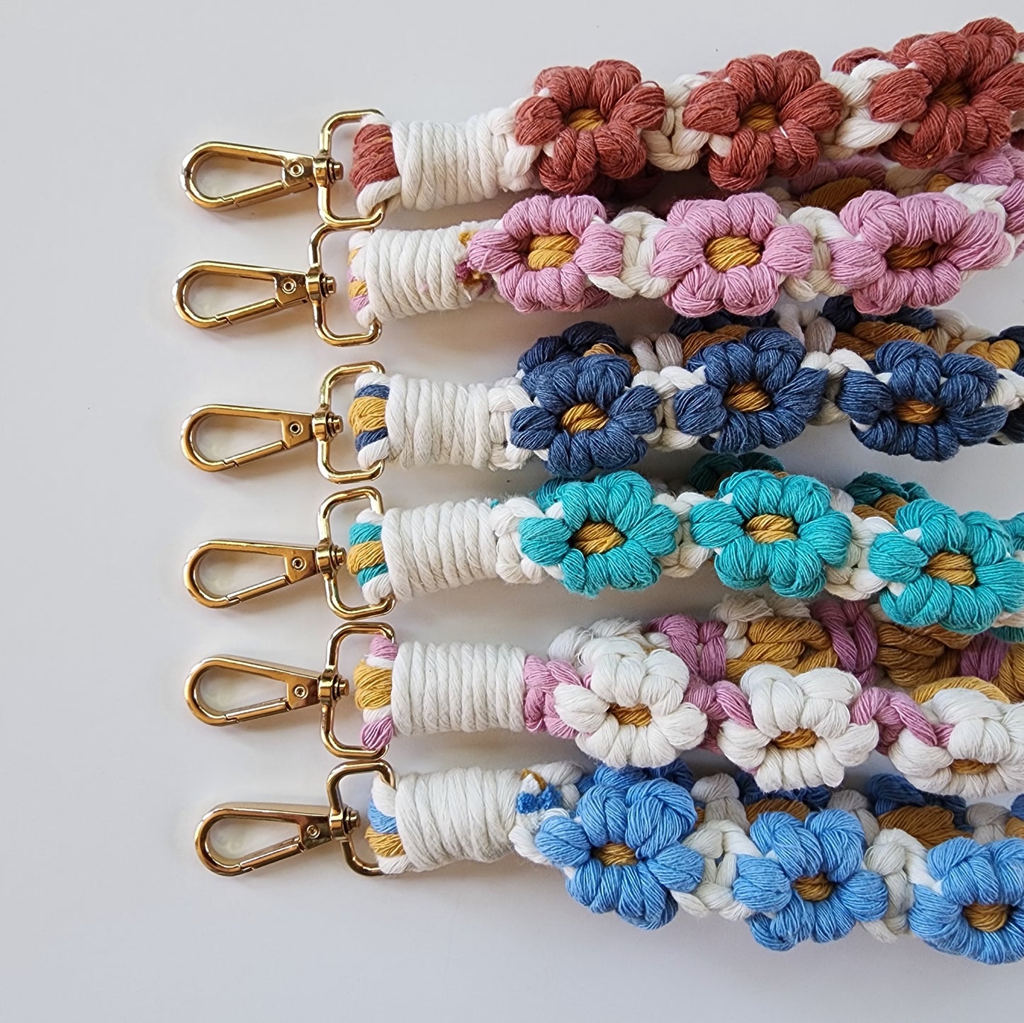 Macrame Daisy Flowers Wristlet & Keychain Set, Handmade Purse/Key Accessory