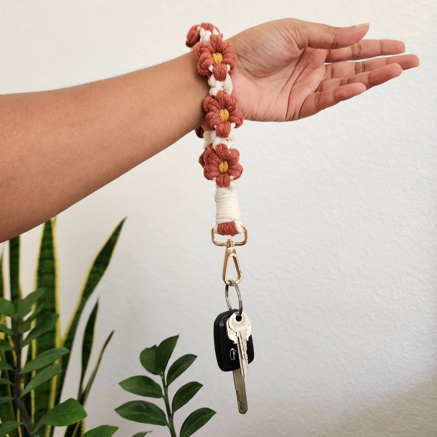 Macrame Daisy Flowers Wristlet & Keychain Set, Handmade Purse/Key Accessory