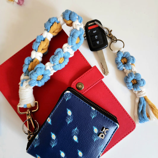 Macrame Daisy Flowers Wristlet & Keychain Set, Handmade Purse/Key Accessory