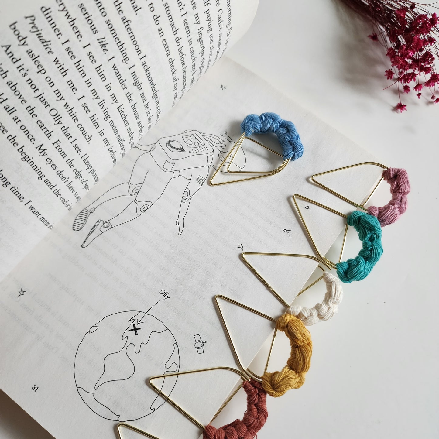 Macrame Minimalist Bookmark Charm, Handmade Book Accessory, Boho Gifts for Booklovers & Readers, Cute and Colorful Bookmarks / Stationery